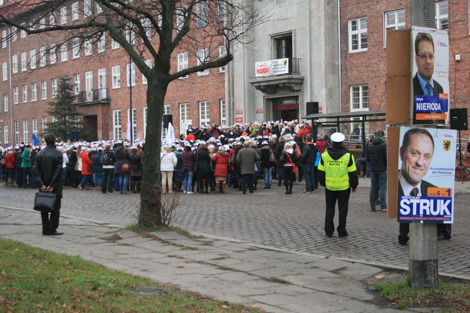 Pielęgniarki i położne protestowały przed Urzędem Marszałkowskim w Gdańsku