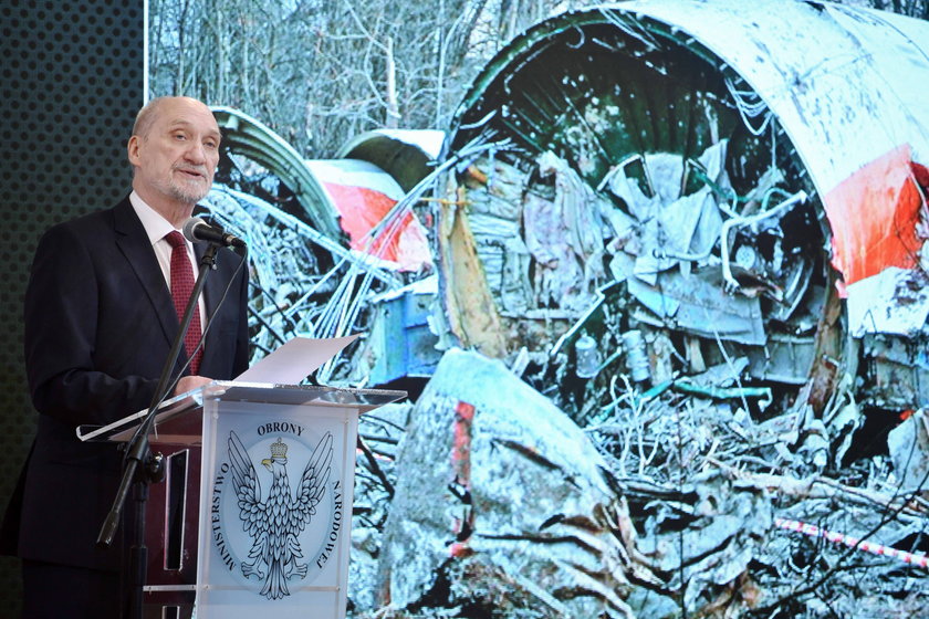 Antoni Mecierewicz podczas prezentacji raportu swej komisji ds. katastrofy smoleńskiej