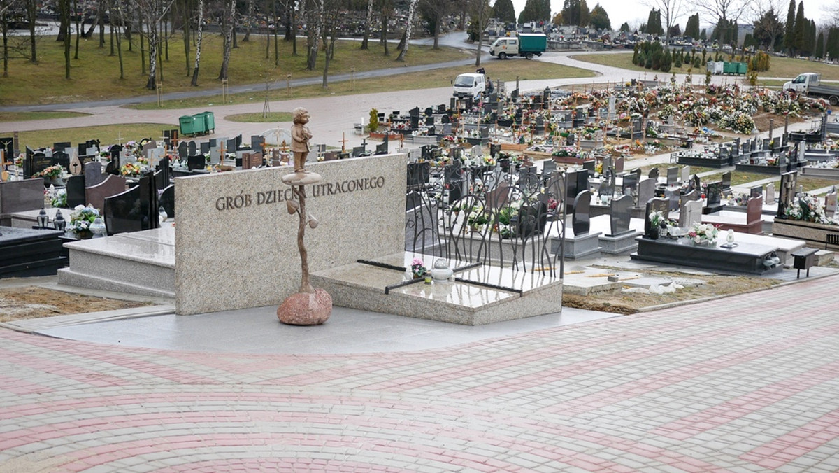 Na cmentarzu komunalnym Wilkowyja w Rzeszowie powstał zbiorowy grób dla dzieci utraconych (martwo urodzonych). Dziś odbędzie się pierwszy wspólny pogrzeb. Takie uroczystości będą odbywały się dwa razy w roku.