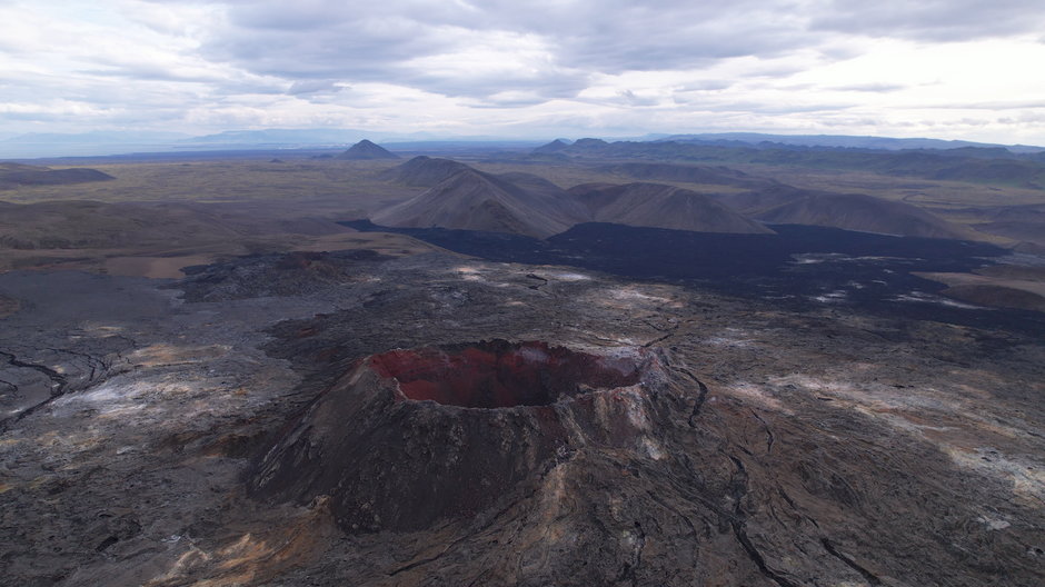 Krater wulkanu Fagradalsfjall i pole lawy w Reykjanes na Islandii po erupcji w 2021 r.