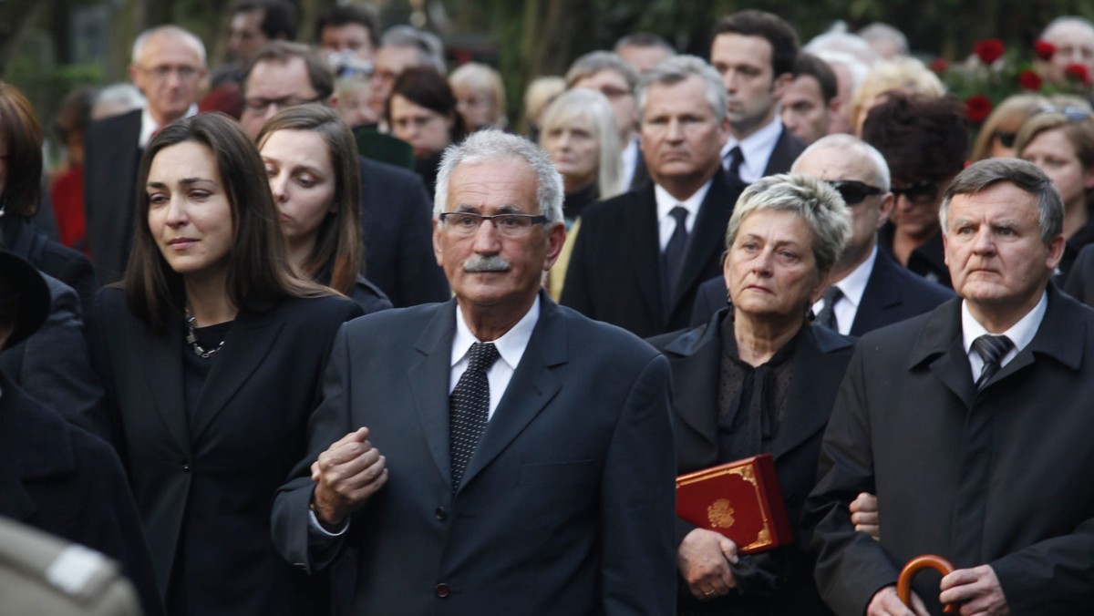 Paweł Deresz, który bierze udział w dzisiejszych uroczystościach w Smoleńsku, powiedział PAP, że przy wraku trudno było opanować emocje. - Wrak znajduje się w takim stanie, że nie możemy wyjść z emocji - powiedział.