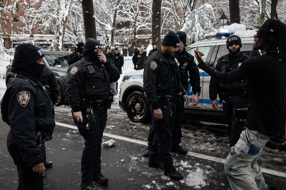 Četvorica policajaca povređena su u Njujorku tokom grudvanja