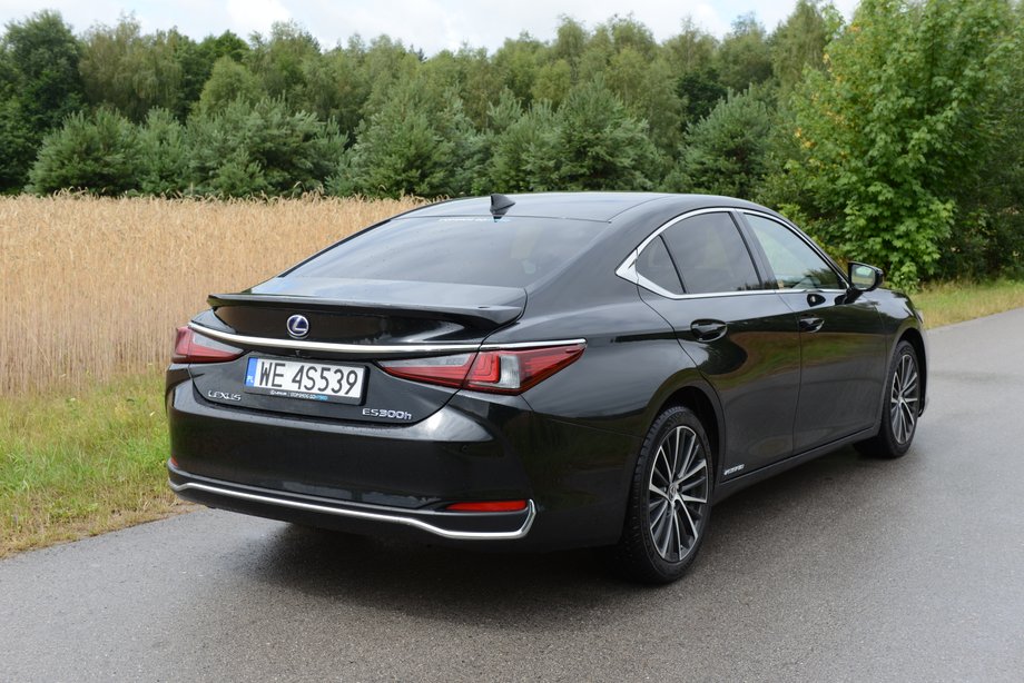 Lexus ES300h przy spokojnej jeździe na podmiejskich drogach może spalić nawet mniej niż 5 l/100 km, a to wynik w zasadzie nieosiągalny dla limuzyn o podobnych gabarytach. Oczywiście by osiągnąć taki wynik, trzeba się trochę postarać.