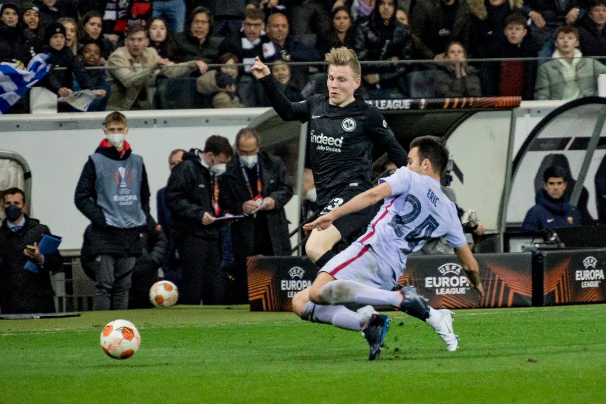 Piłkarz Eintrachtu Frankfurt Jens Petter Hauge (L) i zawodnik FC Barcelony Eric Garcia (P) podczas pierwszego meczu 1/4 finału Ligi Europy