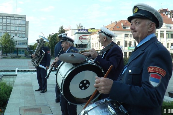 (FOTO, VIDEO) Najlepše buđenje ovog jutra imali su Čačani: Zvuci trube uz tradicionalnu prvomajsku budilicu