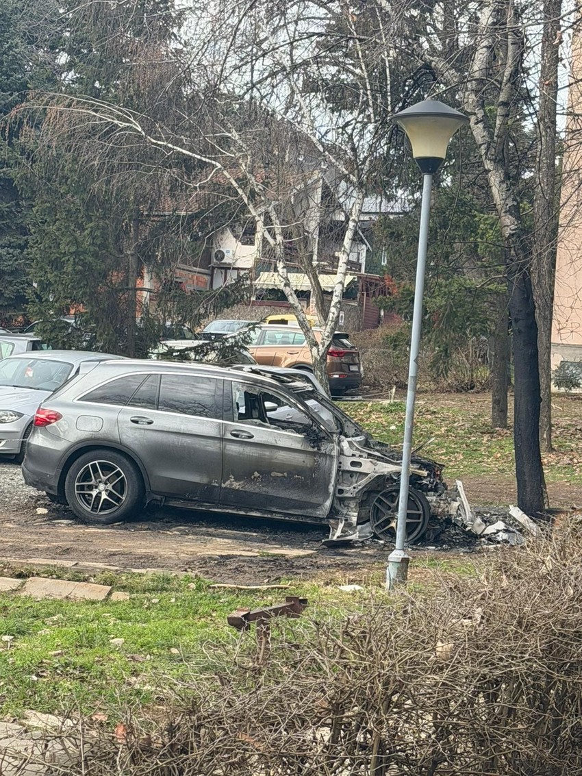 Izgoreo "mercedes" na Petlovom brdu