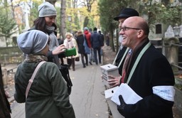 Stare Powązki: kwestujący zebrali już 160 tysięcy