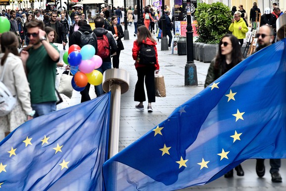 BROJ GRAĐANA SRBIJE KOJI VERUJE U ČLANSTVO U EU NAJMANJI NA BALKANU Objavljeno najnovije istraživanje: "Očekivanja su izneverena"