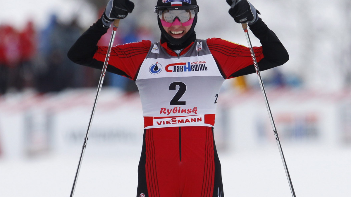 Niedzielny bieg łączony Pucharu Świata biegaczek narciarskich wygrała po wspaniałej ucieczce Norweżka Therese Johaug. Druga na mecie zameldowała się Justyna Kowalczyk, która dzięki drugiej lokacie i dwóm premiom punktowym (15 i 12 pkt.) na trasie przejęła żółty plastron liderki PŚ od Bjoergen. W klasyfikacji generalnej wyprzedza ją o dwa punkty.
