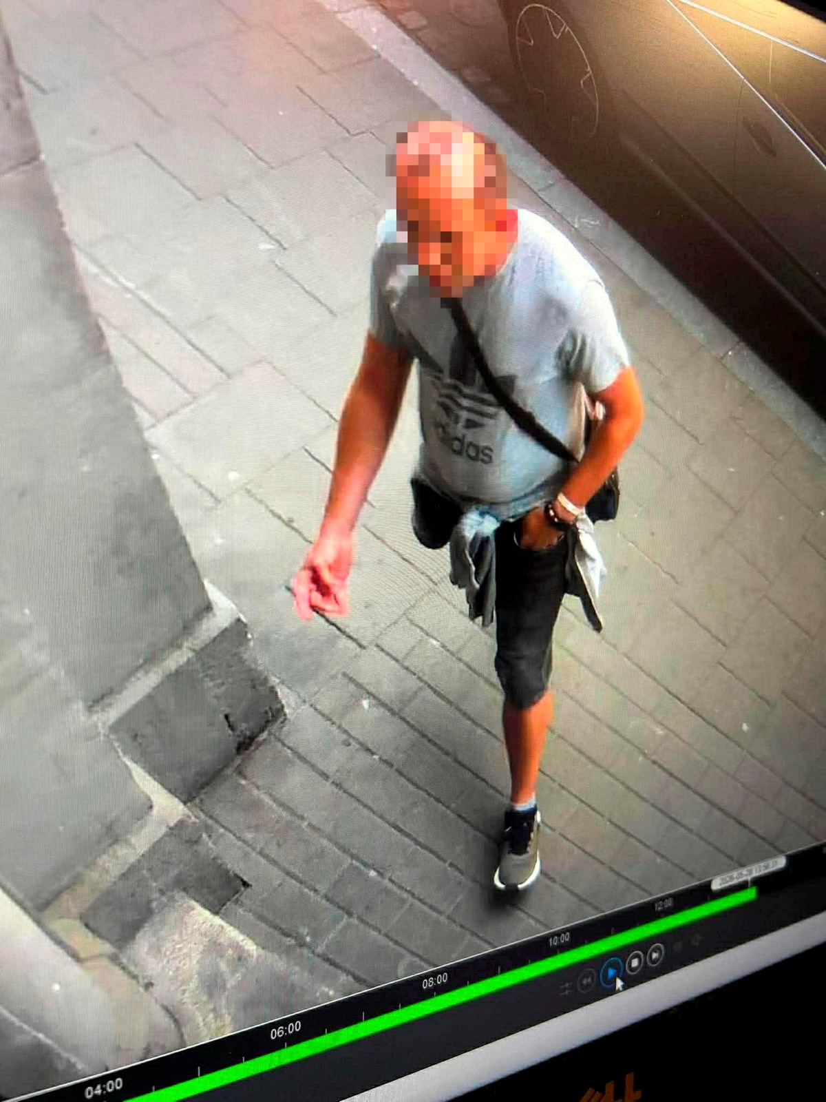 Krakowska policja poszukuje tego mężczyzny. Miał zaczepiać 12-letniego chłopca. Jest nagranie