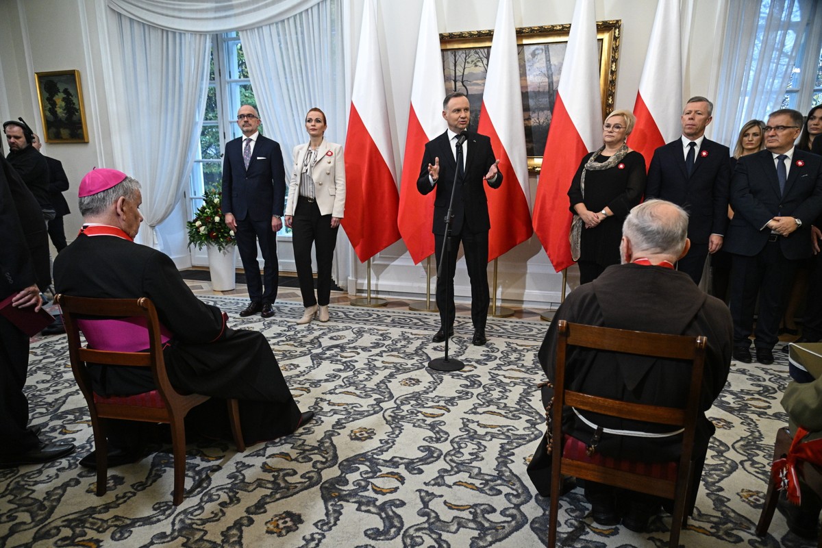 Warszawa, 11.11.2023. Prezydent RP Andrzej Duda (C) przemawia na wręczeniu odznaczeń państwowych z okazji Narodowego Święta Niepodległości, 11 bm. w Belwederze w Warszawie. (aldg) PAP/Radek Pietruszka