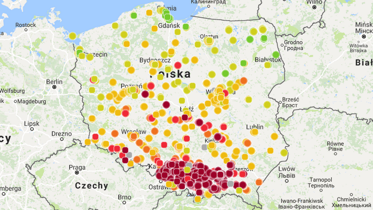 Smog na Polską. Od rana fatalna sytuacja panuje przede wszystkim na południu kraju, gdzie normy zanieczyszczenia powietrza zostały przekroczone wielokrotnie. Bardzo zły jest stan powietrza w Krakowie, na Śląsku, Tomaszowie Mazowieckim i w niektórych miejscowościach Dolnego Śląska. Umiarkowany stan zanieczyszczeń panuje w większości dużych polskich miast. Świeżym powietrzem oddychają dziś mieszkańcy Pomorza i Podlasia.