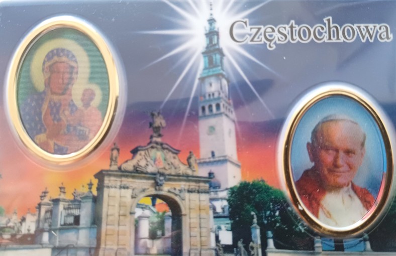 Juan Pablo II -esta vez en medio de su pontificado- es un recién llegado a la lucha de este año. Santa Bárbara en Czestochowa