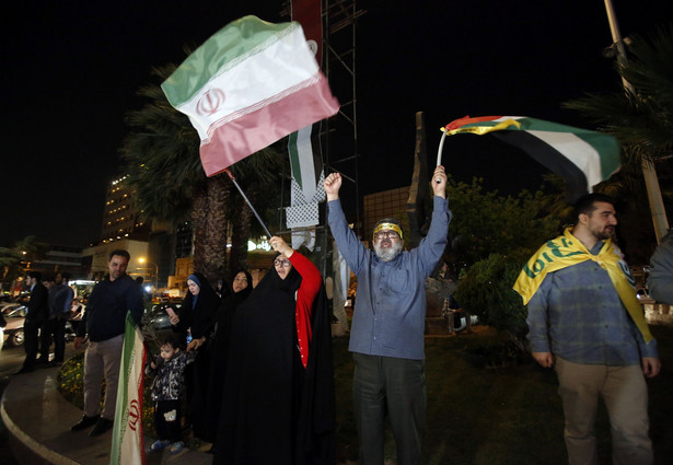 Radość na ulicach Teheranu po ataku na Izrael