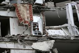 Trzęsienie ziemi w Turcji. Ruiny 14-piętrowego wieżowca w miejscowości Adana