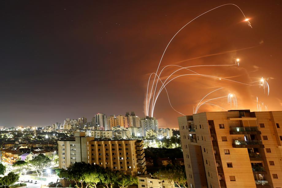 System Żelazna kopuła chroni Izrael przed atakami rakietowymi ze Strefy Gazy. Na zdjęciu przechwytywania rakiet nad Aszkelonem