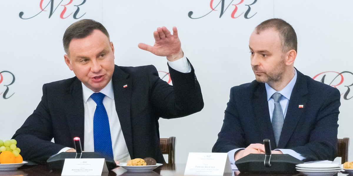 Prezydent Andrzej Duda zdecydował w sprawie Pawła Muchy (na zdjęciu z prawej). Jego były minister będzie teraz w zarządzie Narodowego Banku Polskiego. 