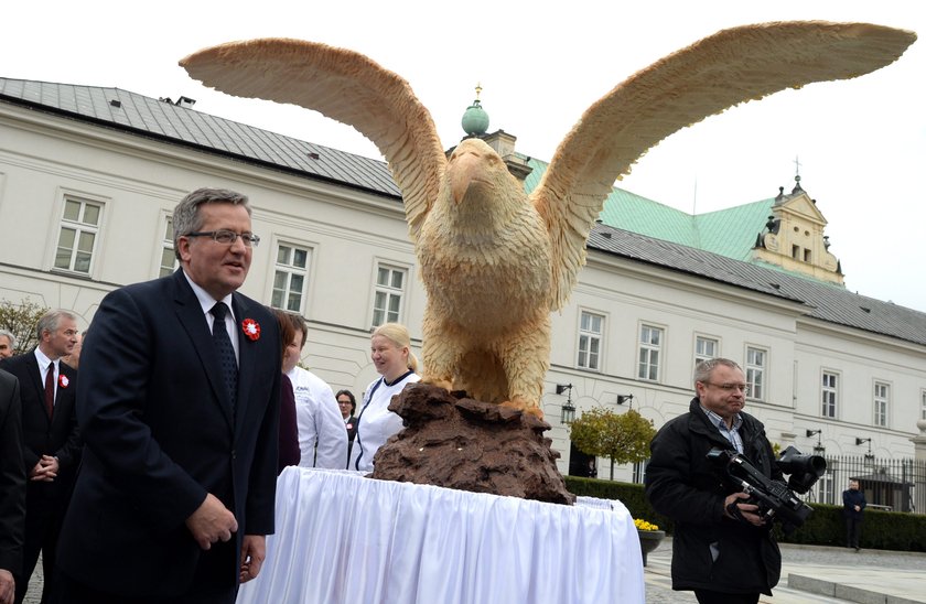 Prezes PiS w pelerynie łamie prawo?