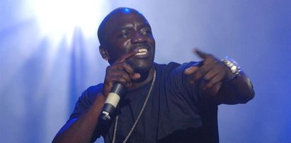 Akon wyrzucił fana z koncertu