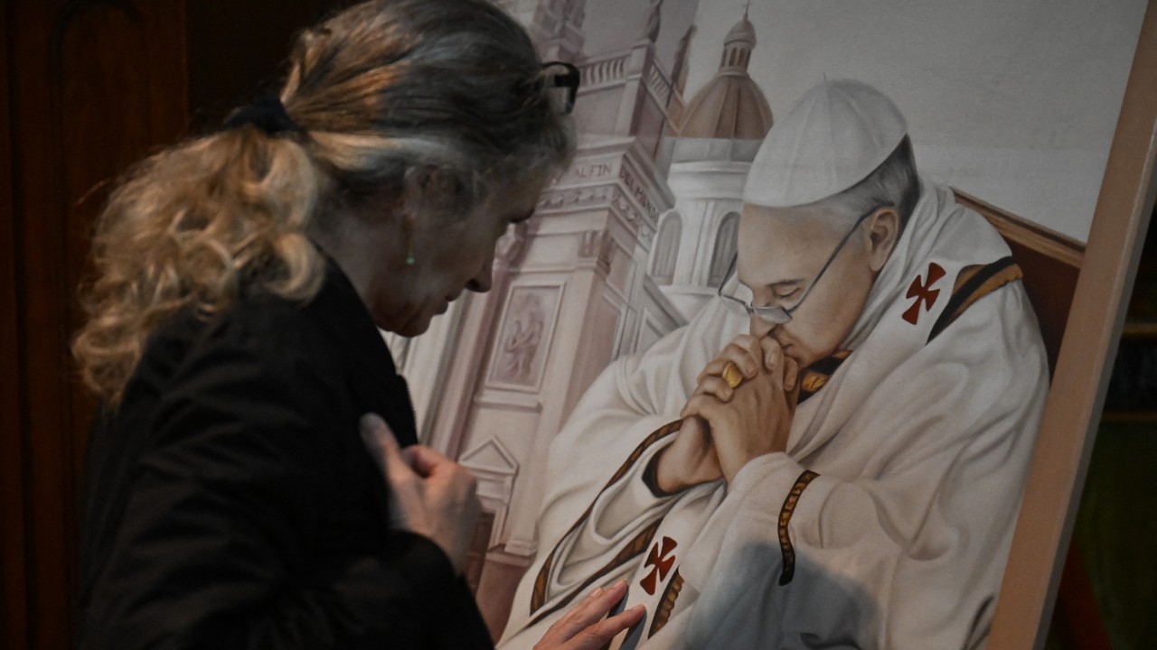 "Watykan to równoległy wszechświat". Papież Franciszek zapoczątkował rewolucję. "Chciał Kościoła, który jest niewygodny"