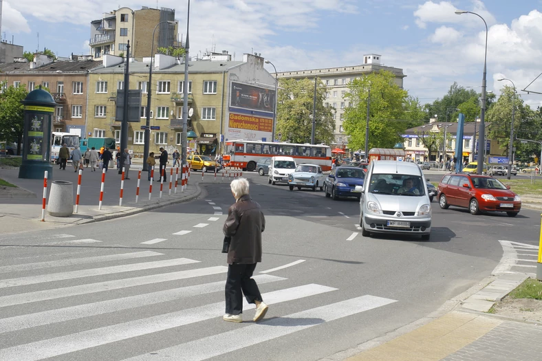 Pieszy na przejściu przez jezdnię - daj mu odpowiednio dużo czasu, aby mógł ją pokonać bezpiecznie.