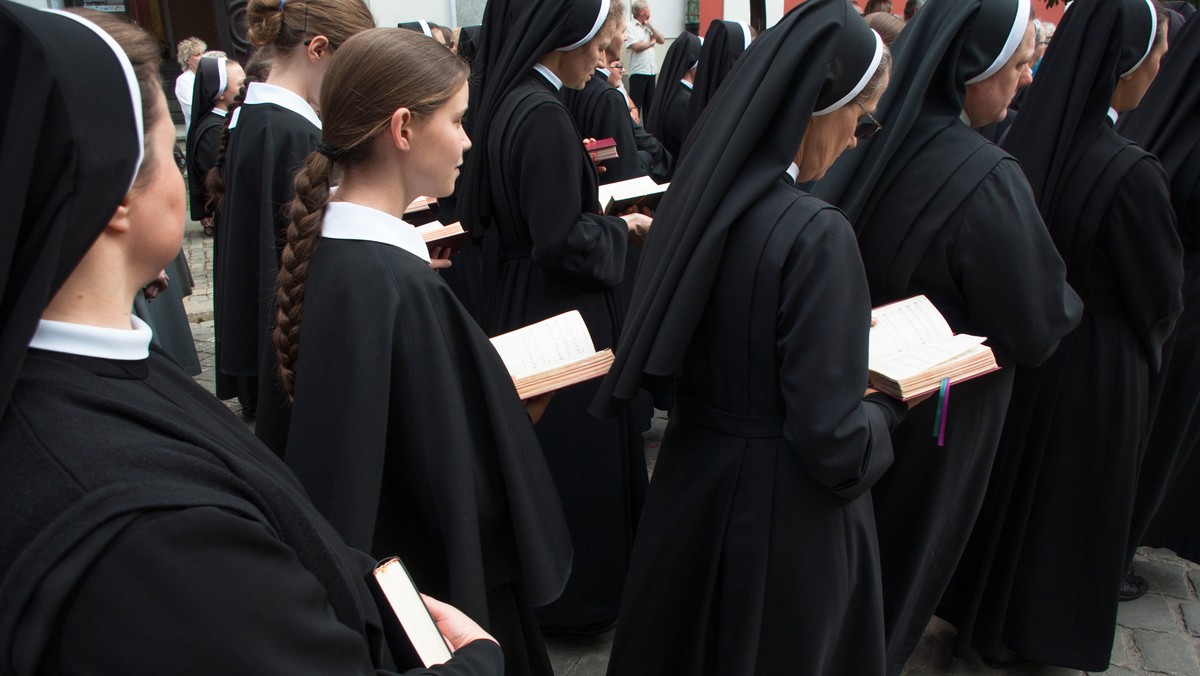 Autonomia czy przynależność? Dylematy życia w strukturze zakonnej.