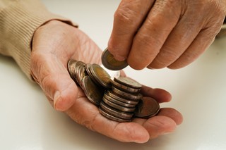 Renta wdowia zmniejszy czternastą emeryturę. Możesz otrzymać mniej niż 1558,81 zł