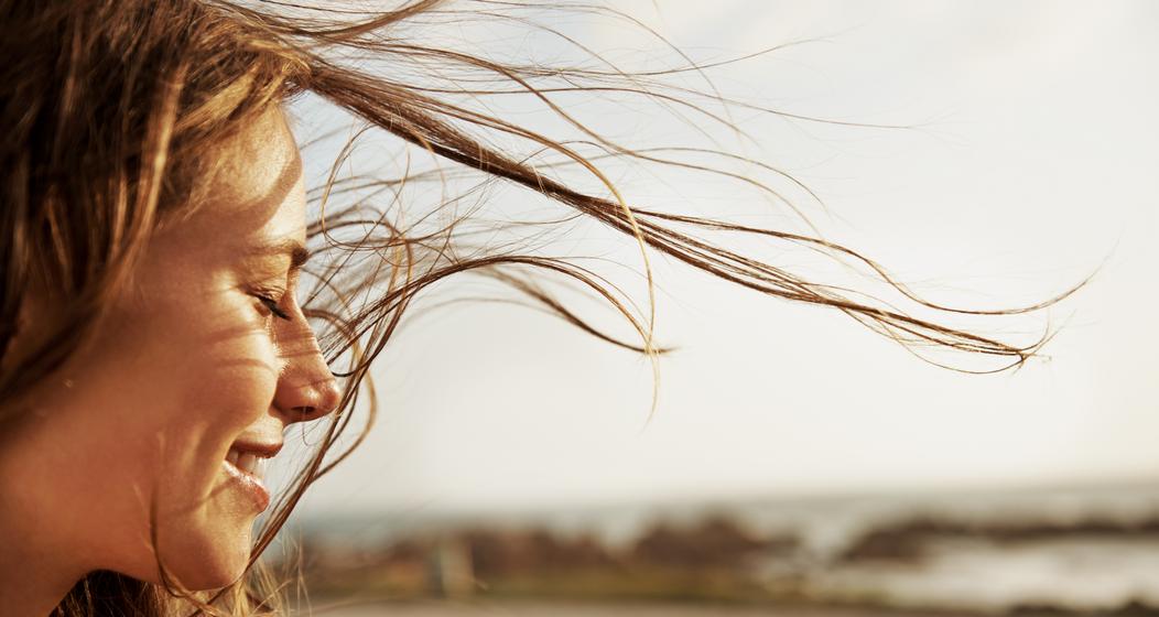 Leichtigkeit, zufrieden, Sonne, Wind, Frau