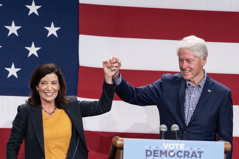 Gubernator Nowego Jorku Kathy Hochul, która walczy o kolejną kadencję, oraz były prezydent Bill Clinton podczas wiecu wyborczego w Nowym Jorku, 5 listopada 2022 r.