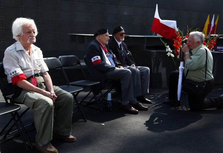 Od lewej: rysownik Henryk Jerzy Chmielewski, prof. Witold Kieżun, prezes zarządu głównego Światowego Związku Żołnierzy AK Leszek Żukowski i fotograf Lech Charewicz podczas uroczystości nadania orderów i odznaczeń państwowych w ramach obchodów 70. rocznicy powstania warszawskiego, 30 bm. w Parku Wolności przy Muzeum Powstania Warszawskiego. Fot. PAP/Tomasz Gzell