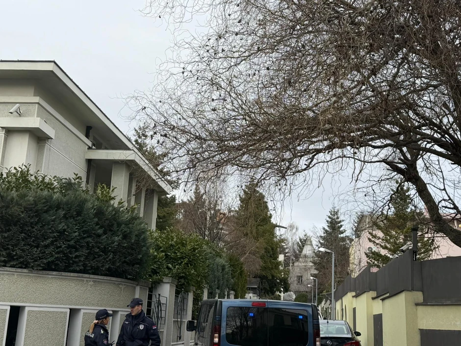 Prve slike ispred vile Zdravka Čolića na Dedinju, policija vrši uviđaj