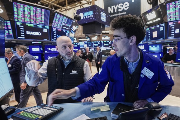 Pad indeksa na svetskim berzama: Nafta skočila 35 odsto