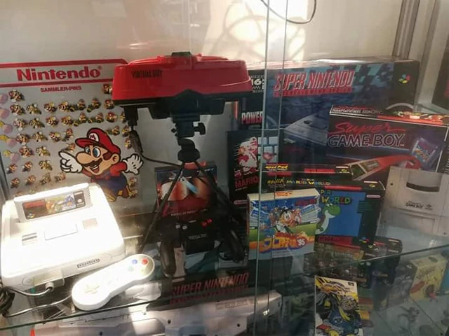 Po lewej SNES - konsola, która podbiła Stany Zjednoczone. W środku Virtual Boy, czyli największa wpadka Nintendo