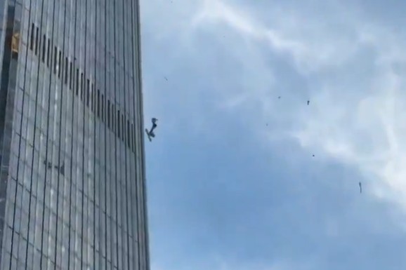 (VIDEO) TRAGEDIJA U SRCU PEKINGA Poginuo pilot koji se sportskim avionom zakucao u NAJVIŠI NEBODER, povređeno 13 ljudi