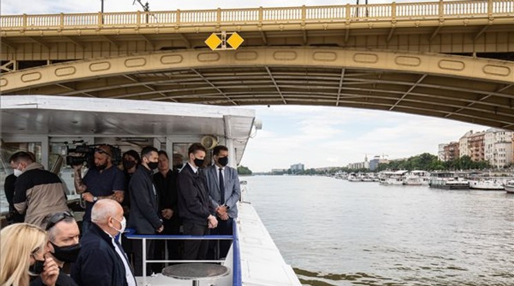 Emlékezők a Hableány sétahajó 28 áldozatot követelő hajóbalesete áldozatainak emlékére tartott ökumenikus megemlékezésen egy hajón a Dunán, a Margit híd közelében 2021. május 29-én / Fotó:  MTI/Mohai Balázs