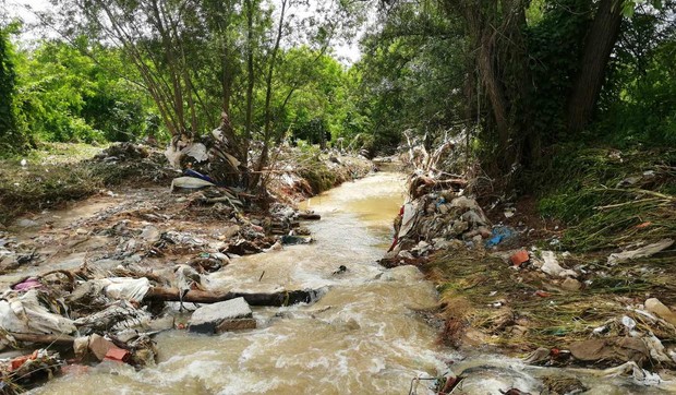 Nakon povlačenja vode posle izlivanja reka, ostala je gomila smeća, najviše plastičnih flaša i kesa 