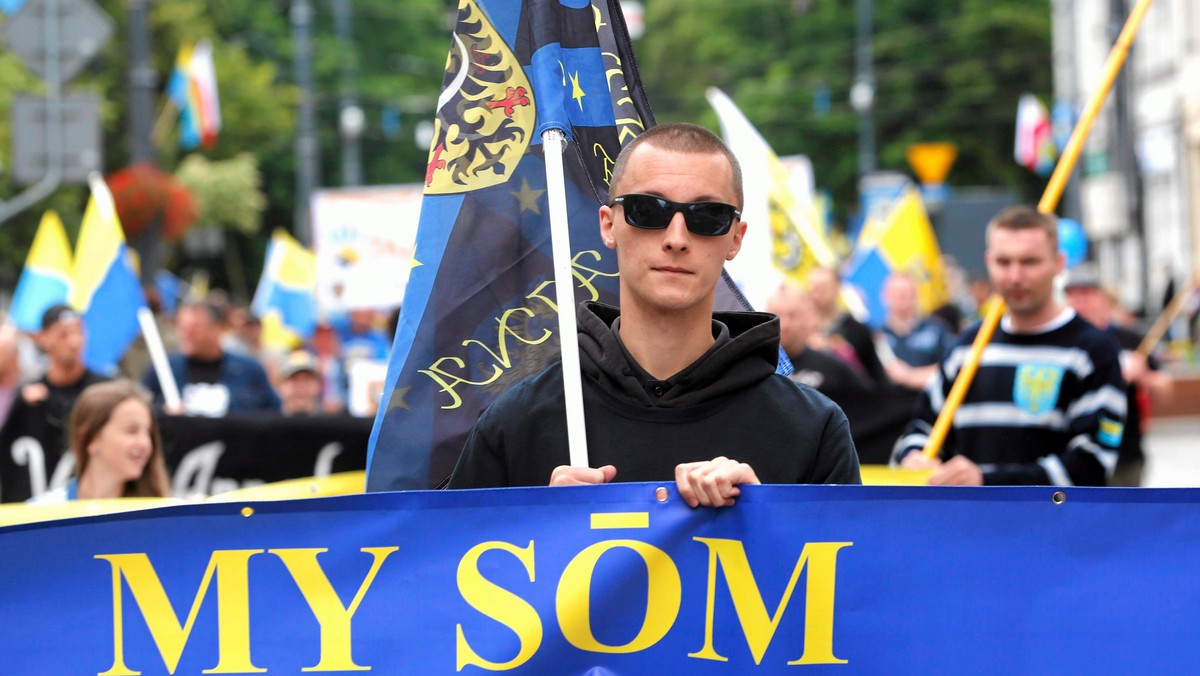 Jutro w południe w Katowicach odbędzie się manifestacja pod hasłem "Odrzuceni. Niemy protest Ślązaków". Pikieta jest odpowiedzią na odrzucenie przez posłów PiS i Kukiz'15 obywatelskiego projektu w sprawie uznania śląskiej mniejszości etnicznej. Organizatorem protestu jest Ruch Autonomii Śląska, który wspólnie z 13 innymi śląskimi organizacjami i stowarzyszeniami był inicjatorem projektu.