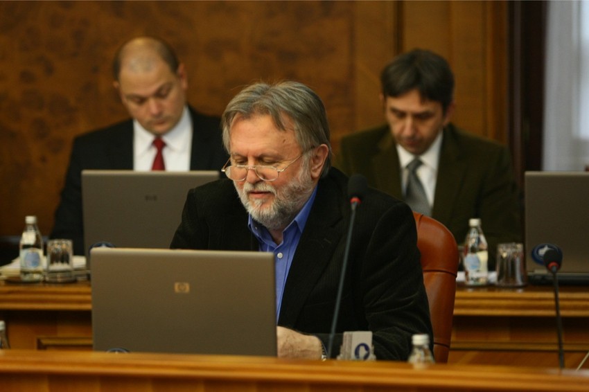 Aktuelni ministar mora da je primetio da mu ne stižu neke važne poruke