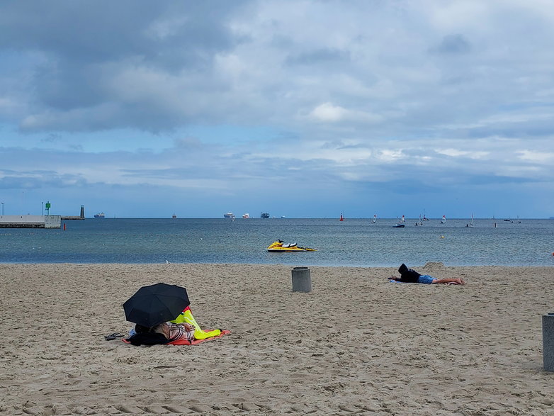 Deszczowa pogoda w Gdyni. Miejska plaża