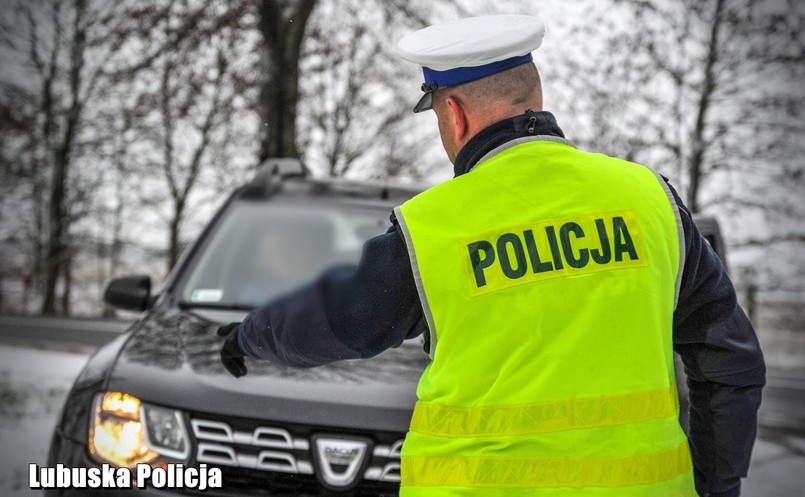 Policjant sprawdza stan techniczny samochodu