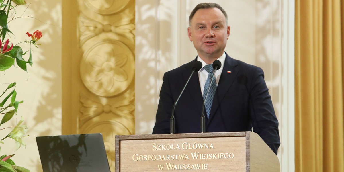 W sierpniu prezydent podpisał rozporządzenie, wprowadzające podwyżki m.in. dla premiera marszałków Sejmu i Senatu i wiceministrów. Dzięki rozporządzeniu wzrosną też uposażenia parlamentarzystów.