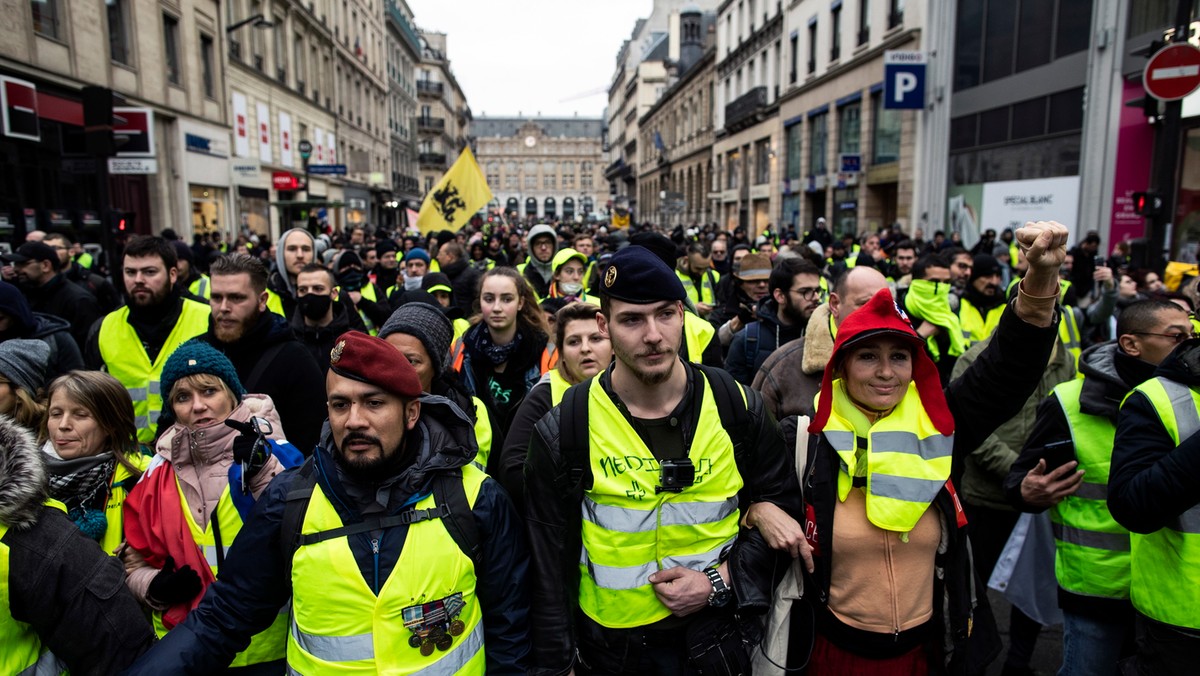 Do pierwszych starć z siłami bezpieczeństwa doszło wczesnym popołudniem w Paryżu w trakcie manifestacji ruchu "żółtych kamizelek". To ósma z rzędu sobota protestu przeciwko rosnącym kosztom utrzymania we Francji. Nie razie nie ma informacji o ewentualnych rannych czy zatrzymanych.