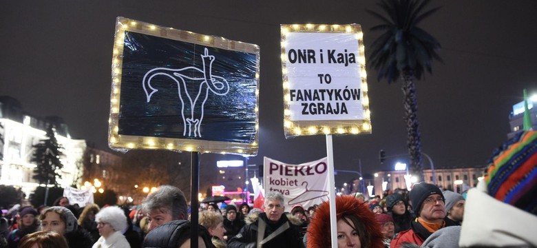 "Czarna Środa" i protest kobiet. Incydent przed siedzibą PiS, wejście obrzucone woreczkami z farbą