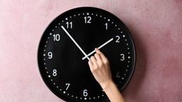 koniec ze zmianą czasu – co nas czeka? latem poranki zaczynać się będą o godzinie 3 lub zimą o godzinie 9