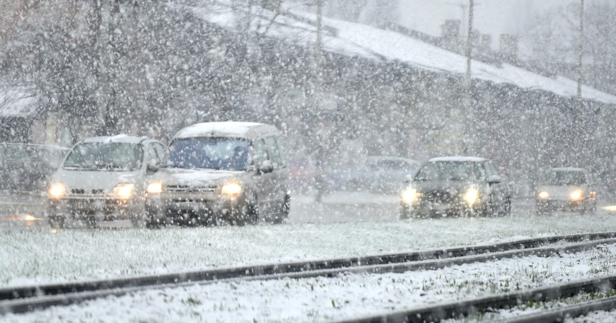 Zima uderzyła z zaskoczenia - nadeszła gwałtowna zmiana pogody. Śnieg, lód i alerty IMGW w całym kraju