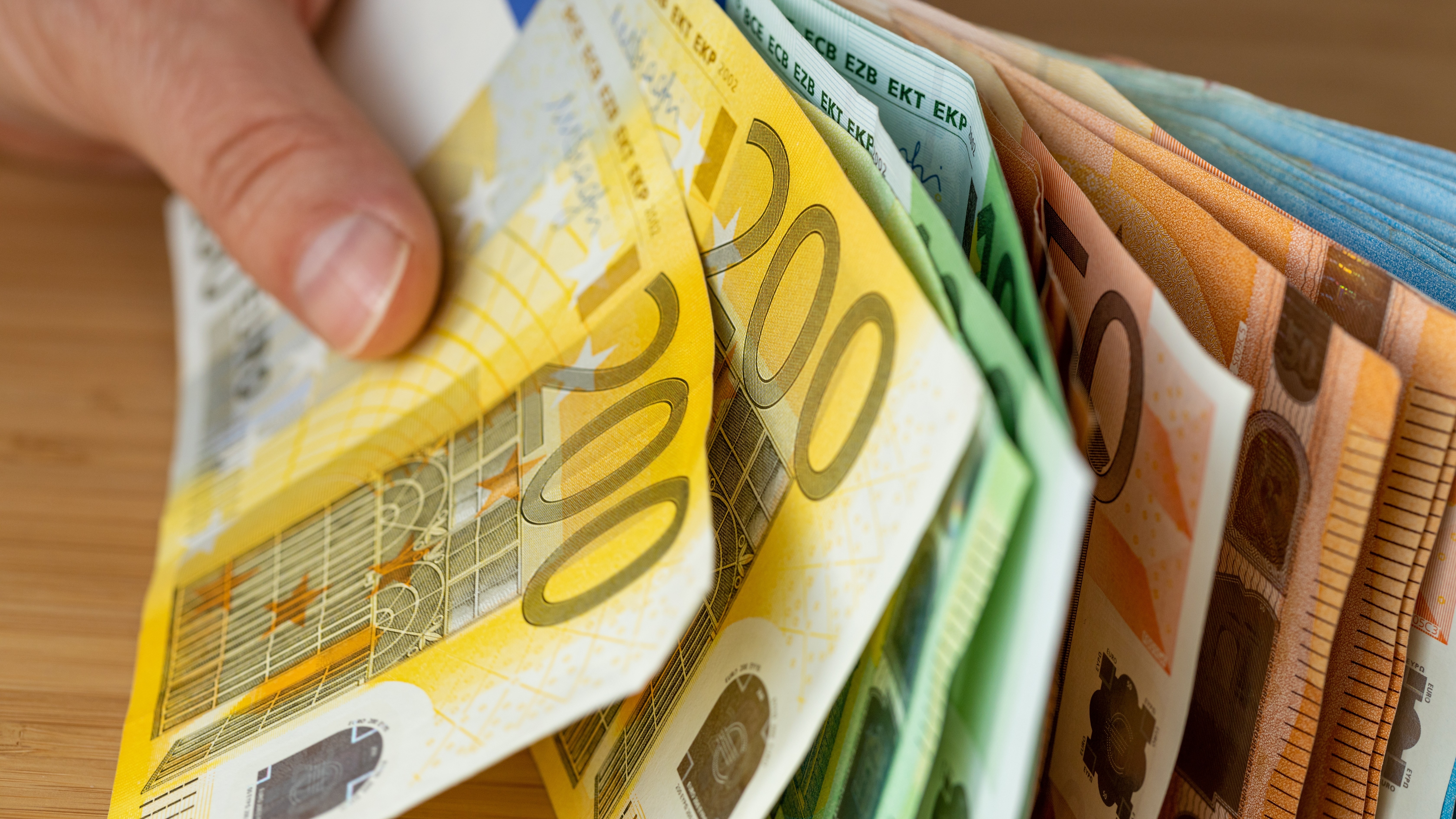 Un împrumut de 36.000 euro s-a transformat într-o datorie uriașă de peste 310.000 euro, în București
