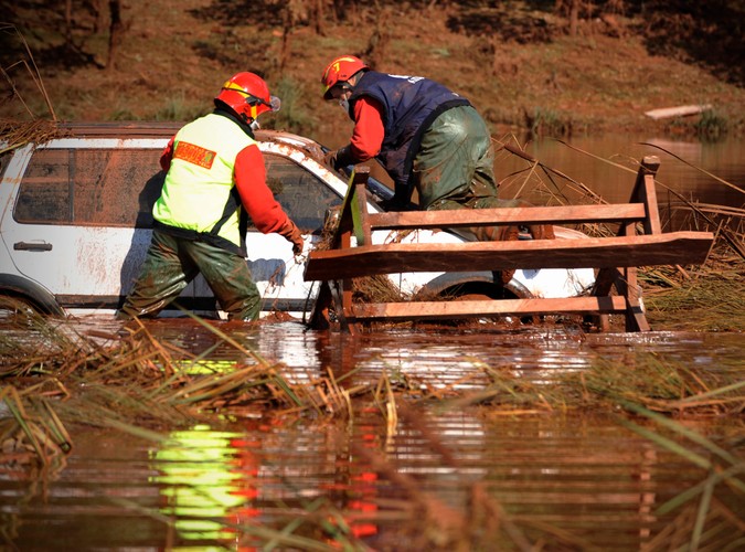 Czerwony szlam zalewa Węgry