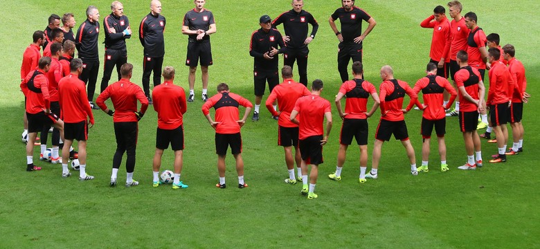 Kibice powitali polskich piłkarzy w Paryżu. Kadra Nawałki trenowała na Stade de France