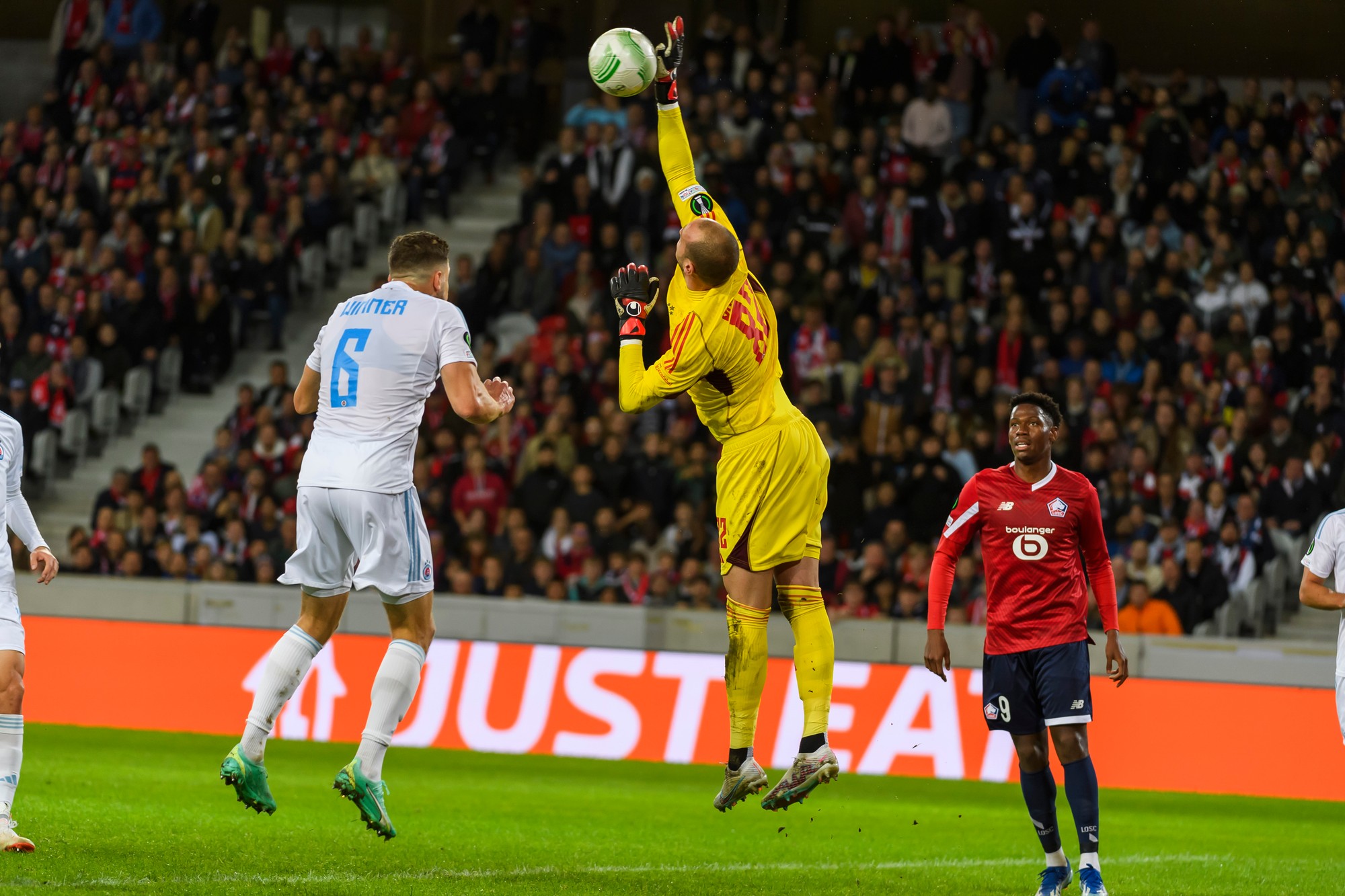 Zľava Kevin Wimmer (Slovan), brankár Milan Borjan (Slovan) a Jonathan David (OSC Lille).