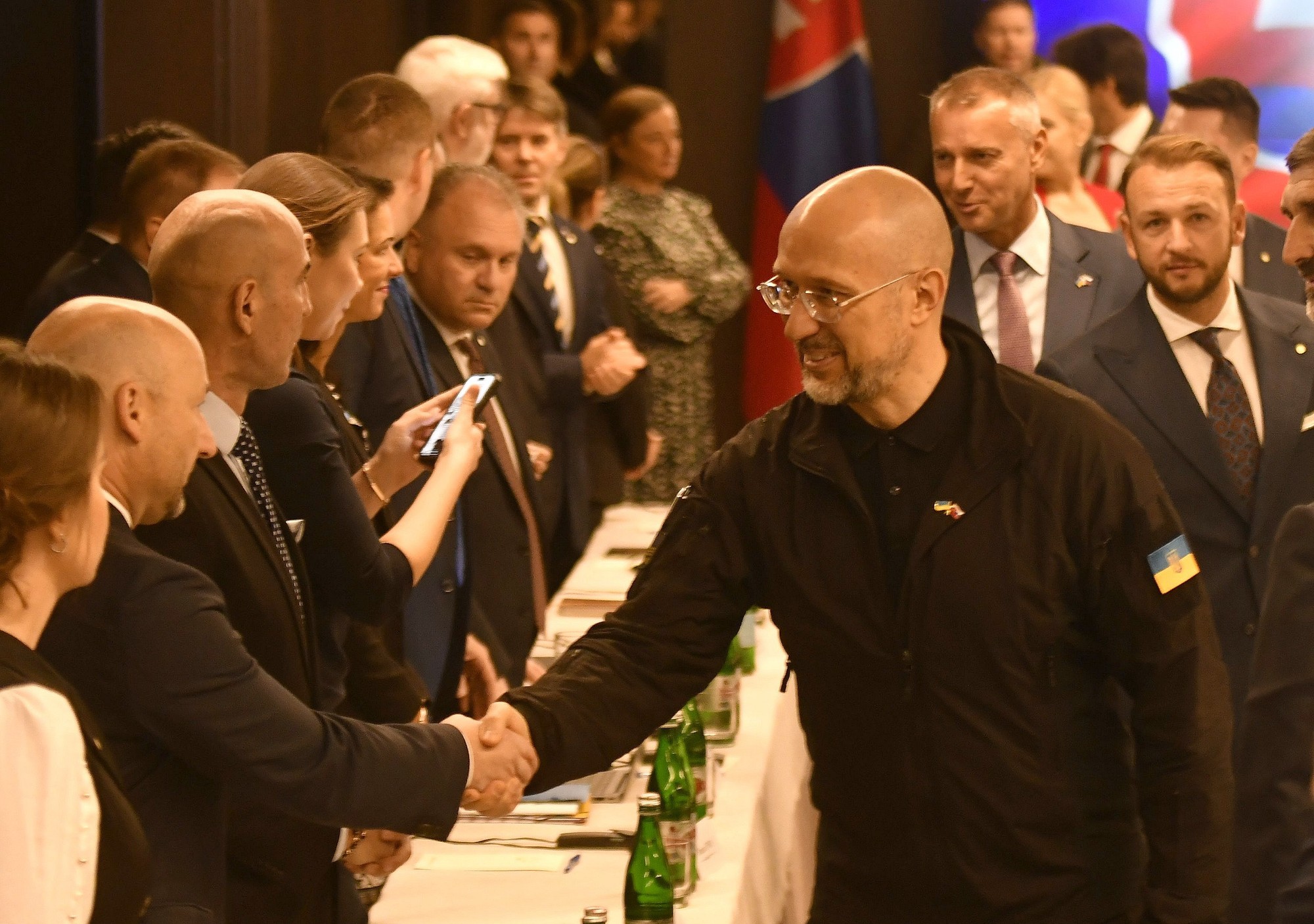 Predseda vlády Ukrajiny Denys Šmyhaľ (vpravo), za ním minister vnútra SR Matúš Šutaj Eštok a minister investícií, regionálneho rozvoja a informatizácie SR Richard Raši  prichádzajú na spoločné rokovanie slovenskej a ukrajinskej vlády pri ukrajinskom meste Užhorod.